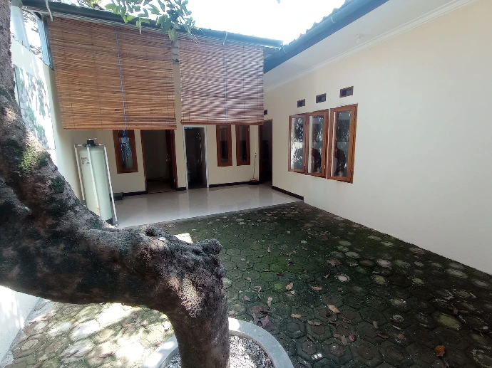 Rumah sewa saturnus bandung taman samping